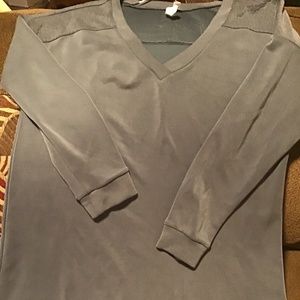 Ladies Cable & Gauge Long Sleeve V-neck Grey Top. Large